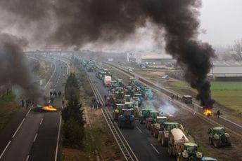 Hiljade traktora u Barseloni: Nastavljeni masovni protesti poljoprivrednika Hiljade traktora u Barseloni: Nastavljeni masovni protesti poljoprivrednika