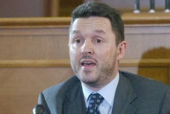 Menadžment državne elektroenergetske kompanije ponovo izabrao najskupljeg ponuđača na tenderu: Pobjednik prodaje brojila Vojina Lazarevića Menadžment državne elektroenergetske kompanije ponovo izabrao najskupljeg ponuđača na tenderu: Pobjednik prodaje brojila Vojina Lazarevića