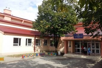 Incident u školi "Branko Božović": Učenik sa fantomkom na glavi upao na čas, biber sprejom poprskao dva druga, jednog udario