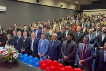 (VIDEO) Instrumental crnogorske himne uz balone u bojama trobojke