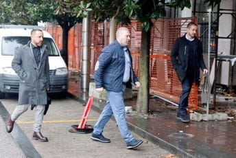 “Ti znaš neke stvari”: Čađenović obavijestio Radunovića i Mandića da mu je stigao poziv iz Tužilaštva Bratislav Dikić sa advokatom uoči dolaska na suđenje