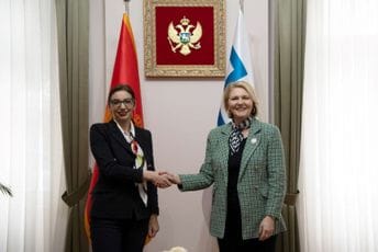 Glavni grad donirao MPNI tri kombi vozila za prevoz učenika Glavni grad donirao MPNI tri kombi vozila za prevoz učenika