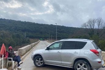 "Ako dođe pauk, idemo u vazduh": Kotoranin blokirao put, traži da ga opština isplati "Ako dođe pauk, idemo u vazduh": Kotoranin blokirao put, traži da ga opština isplati