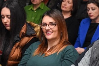 Ruka na srcu za mene je svetinja Ruka na srcu za mene je svetinja