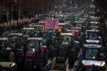 Četvrti dan zaredom: Poljoprivrednici u Španiji blokirali puteve traktorima Četvrti dan zaredom: Poljoprivrednici u Španiji blokirali puteve traktorima