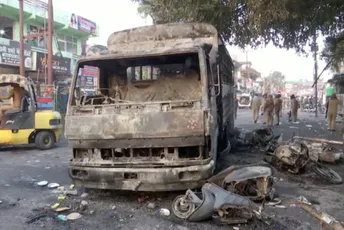 Haos u Indiji: Pet mrtvih u teškim neredima, više od 150 ranjenih, policiji naređeno da puca Haos u Indiji: Pet mrtvih u teškim neredima, više od 150 ranjenih, policiji naređeno da puca