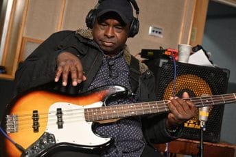 Basista benda Jamiroquai Derik Mekintajr poginuo u saobraćajnoj nesreći