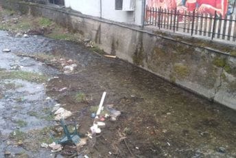 Lešina psa danima bila u rijeci Lješnici Lešina psa danima bila u rijeci Lješnici