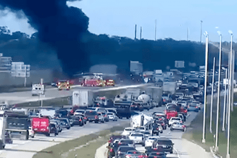 Mali avion udario u vozilo na auto-putu na Floridi, dvije osobe stradale Mali avion udario u vozilo na auto-putu na Floridi, dvije osobe stradale