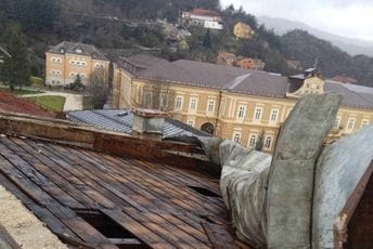 (FOTO) Snažno nevrijeme napravilo veliku štetu na objektima na Cetinju: Vjetar u centru grada očupao krov sa zgrade (FOTO) Snažno nevrijeme napravilo veliku štetu na objektima na Cetinju: Vjetar u centru grada očupao krov sa zgrade
