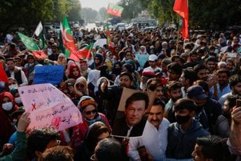 Policija nasilno razbila skupove pristalica bivšeg premijera u Pakistanu Policija nasilno razbila skupove pristalica bivšeg premijera u Pakistanu