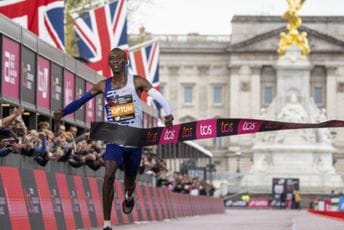 Strašna vijest iz Kenije: Poginuo aktuelni svjetski rekorder u maratonu, bio je favorit za zlato na OI Strašna vijest iz Kenije: Poginuo aktuelni svjetski rekorder u maratonu, bio je favorit za zlato na OI