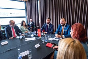 U Podgorici održan panel „Bošnjački nacionalni identitet početkom 21. vijeka“: Različitosti među narodima su bogatstvo zajednice U Podgorici održan panel „Bošnjački nacionalni identitet početkom 21. vijeka“: Različitosti među narodima su bogatstvo zajednice