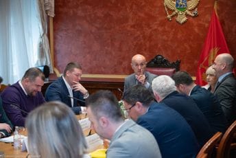 Podržala većina članova: Odbor će podnijeti krivičnu prijavu zbog odavanja tajnih podataka iz 'gluve sobe' Podržala većina članova: Odbor će podnijeti krivičnu prijavu zbog odavanja tajnih podataka iz 'gluve sobe'