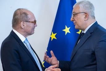 Mandić sa Karasom: Vlada fokusirana na pripremu zakonskih rješenja koje će Skupština usvojiti u najkraćem roku kako bi se ispunila mjerila iz poglavlja 23 i 24 Mandić sa Karasom: Vlada fokusirana na pripremu zakonskih rješenja koje će Skupština usvojiti u najkraćem roku kako bi se ispunila mjerila iz poglavlja 23 i 24