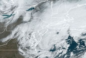 Snažna sniježna oluja pogodila sjeveroistok SAD-a: Otkazano hiljade letova, zabilježeno 250 udesa Snažna sniježna oluja pogodila sjeveroistok SAD-a: Otkazano hiljade letova, zabilježeno 250 udesa