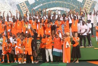 Fudbaleri Obale Slonovače bogato nagrađeni: Evo šta im je poklonio predsjednik države Fudbaleri Obale Slonovače bogato nagrađeni: Evo šta im je poklonio predsjednik države