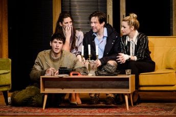 Jubilej u znaku režije Božidara Đurovića: „Kumovi“ Dušana Kovačevića premijerno u Nikšićkom pozorištu Jubilej u znaku režije Božidara Đurovića: „Kumovi“ Dušana Kovačevića premijerno u Nikšićkom pozorištu