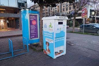 Reciklomati postavljeni na pet lokacija u Podgorici: Plastična boca ili limenka u zamjenu za hranu za životinje