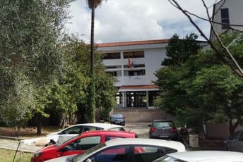 Dojava o bombi: Ponovo evakuisane srednja i osnovna škola u Herceg Novom Dojava o bombi: Ponovo evakuisane srednja i osnovna škola u Herceg Novom