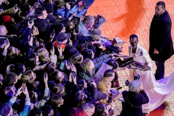 Počeo Berlinale, na otvaranju premijerno prikazana nova drama sa Kilijanom Marfijem Počeo Berlinale, na otvaranju premijerno prikazana nova drama sa Kilijanom Marfijem