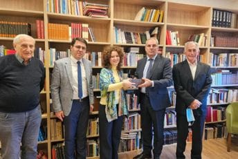 Donacija Fondacije "Sula Radov": Domu starih Podgorica na dar primjerci knjige "Sula Radov u svom vremenu" Donacija Fondacije "Sula Radov": Domu starih Podgorica na dar primjerci knjige "Sula Radov u svom vremenu"