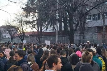 Rusi protestuju ispred Ambasade u Beogradu zbog smrti Navaljnog Rusi protestuju ispred Ambasade u Beogradu zbog smrti Navaljnog