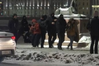 Policija u Rusiji privodi građane koji odaju počast Navaljnom Policija u Rusiji privodi građane koji odaju počast Navaljnom