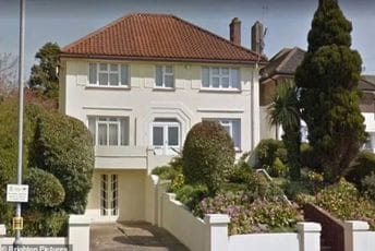 Susjedi ogorčeni na novog vlasnika: Art deko fasadu pretvorio u “ružni lego objekat” Susjedi ogorčeni na novog vlasnika: Art deko fasadu pretvorio u “ružni lego objekat”