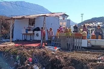 Nakon tragedije u Baru, oko 100 članova romskih porodica privremeno smješteno na Cetinju Nakon tragedije u Baru, oko 100 članova romskih porodica privremeno smješteno na Cetinju