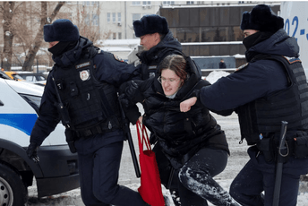 U Rusiji veliki talas hapšenja: Zbog odavanja počasti Navaljnom privedeno više od 400 osoba U Rusiji veliki talas hapšenja: Zbog odavanja počasti Navaljnom privedeno više od 400 osoba