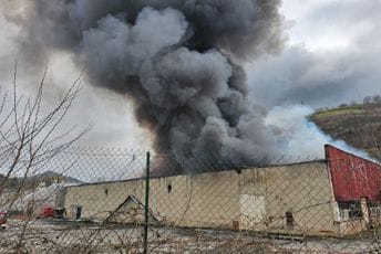 Francuska: Požar u fabrici, gori 900 tona baterija od litijuma Francuska: Požar u fabrici, gori 900 tona baterija od litijuma