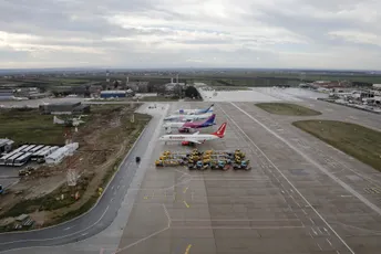 Incident na aerodromu Nikola Tesla: Avion poletio sa pola piste, trupom zakačio svjetla Incident na aerodromu Nikola Tesla: Avion poletio sa pola piste, trupom zakačio svjetla
