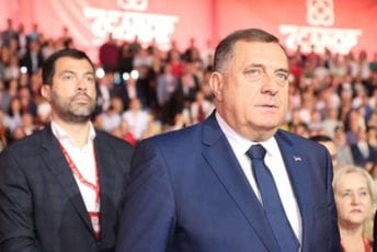 Dodikov sin: Spajiću sam pomagao oko partije, slavio je sa nama Dan RS, a sada kaže da je neustavan Dodikov sin: Spajiću sam pomagao oko partije, slavio je sa nama Dan RS, a sada kaže da je neustavan