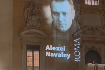 Odata pošta Navaljnom, bdjenje uz baklje u Rimu Odata pošta Navaljnom, bdjenje uz baklje u Rimu