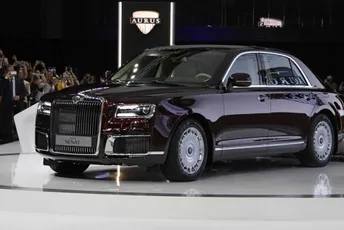 Putin poklonio Kim Džong Unu luksuzni automobil Putin poklonio Kim Džong Unu luksuzni automobil