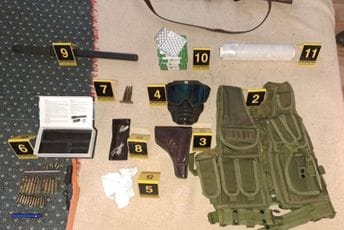 Danilovgrad: U Strahinićima policija pretresla stan, pronašli narkotike i oružje, uhapšena jedna osoba Danilovgrad: U Strahinićima policija pretresla stan, pronašli narkotike i oružje, uhapšena jedna osoba