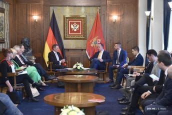 Đeljošaj: Crna Gora i Njemačka imaju odlične odnose, na tim temeljima potrebno jačati i ekonomske veze Đeljošaj: Crna Gora i Njemačka imaju odlične odnose, na tim temeljima potrebno jačati i ekonomske veze