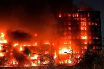 Pogledajte kako je večeras u Valensiji: Soliter je i dalje u plamenu, najmanje je 13 povrijeđenih (FOTO)