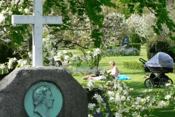 U ovom gradu ljudi se druže na grobljima: Organizuju predstave i koncerte U ovom gradu ljudi se druže na grobljima: Organizuju predstave i koncerte