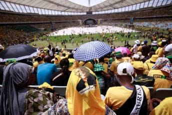 Vraćali se sa mitinga vladajuće partije: Devetoro poginulih u saobraćajnoj nesreći u Južnoj Africi Vraćali se sa mitinga vladajuće partije: Devetoro poginulih u saobraćajnoj nesreći u Južnoj Africi