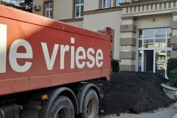 Berane: Istovario šljunak ispred opštine i ostavio zaključan kamion