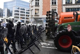Poljoprivrednici traktorima blokirali prilaze sjedištu EU u Briselu, probili blokade