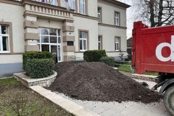 Dvije prekršajne prijave zbog istovaranja zemlje ispred Opštine Berane