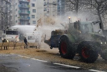 Oko hiljadu traktora ušlo u Brisel, palili gume, policija ih rastjerivala vodenim topovima i suzavcem
