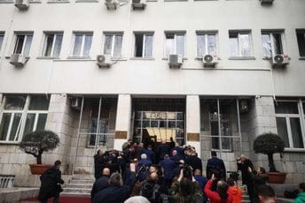 Mandić i Dodik stigli u Skupštinu: Građani uzvikivali "fašisto", Dodik ih pozdravio sa tri prsta Mandić i Dodik stigli u Skupštinu: Građani uzvikivali "fašisto", Dodik ih pozdravio sa tri prsta