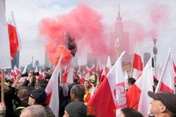 Hiljade poljoprivrednika krenule ka Varšavi na protest zbog ukrajinskog uvoza i mjera EU Hiljade poljoprivrednika krenule ka Varšavi na protest zbog ukrajinskog uvoza i mjera EU