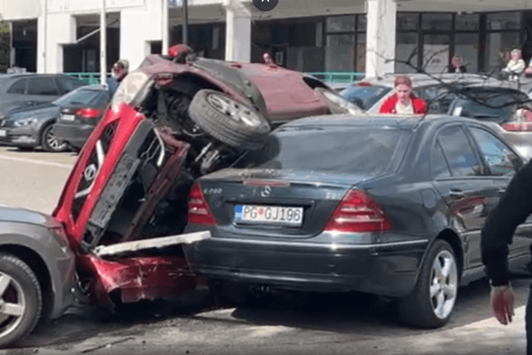 Podgorica: Sudar na Bulevaru revolucije, jedna osoba povrijeđena Podgorica: Sudar na Bulevaru revolucije, jedna osoba povrijeđena