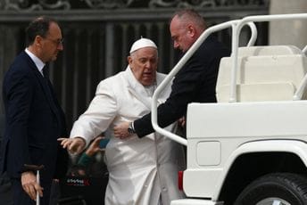 Papa Franjo prekinuo govor, prebačen u bolnicu