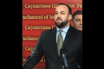 Nikolić: Parlamentarna većina krši Ustav i Poslovnik Skupštine Crne Gore Nikolić: Parlamentarna većina krši Ustav i Poslovnik Skupštine Crne Gore